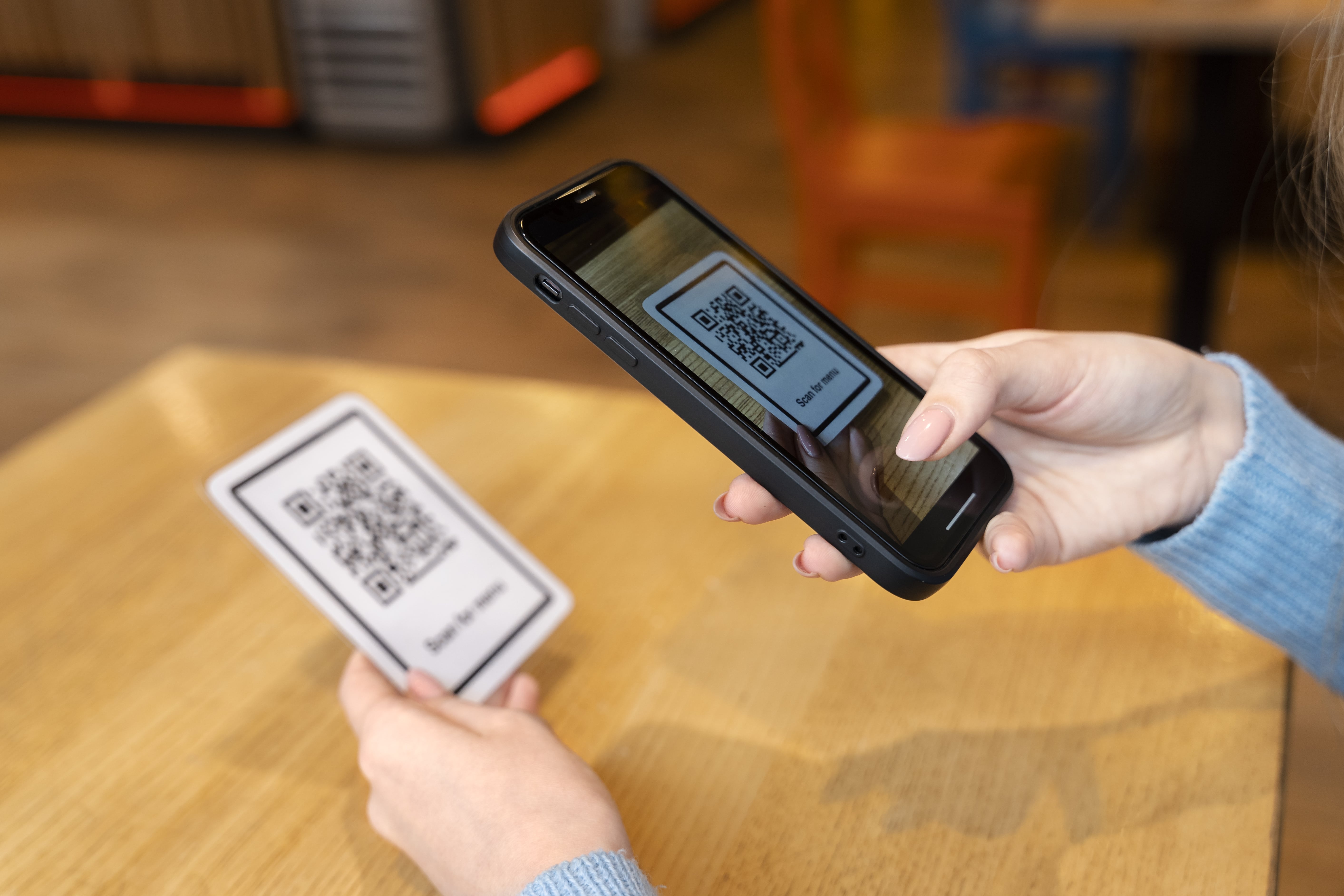 Manos con QR